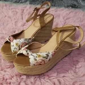 Floral platform sandals by Xhilaration, sz9